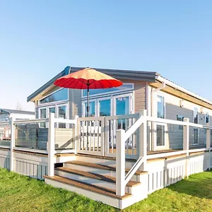 Lakeside Gem With Hot Tub Lodge York